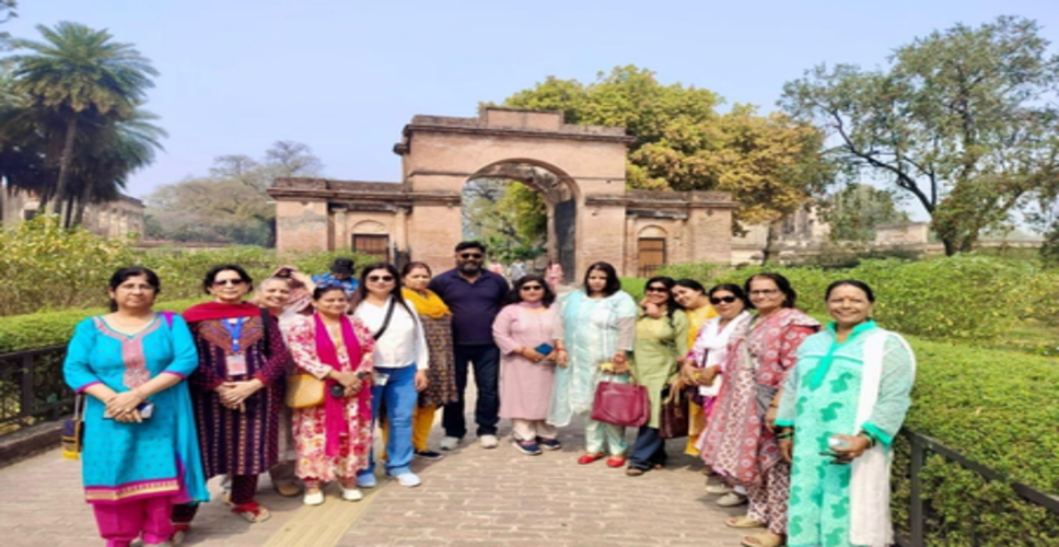 लखनऊ में नारी शक्ति' को समर्पित खास यात्रा, डबल डेकर बस में महिलाओं ने किया शहर का भ्रमण