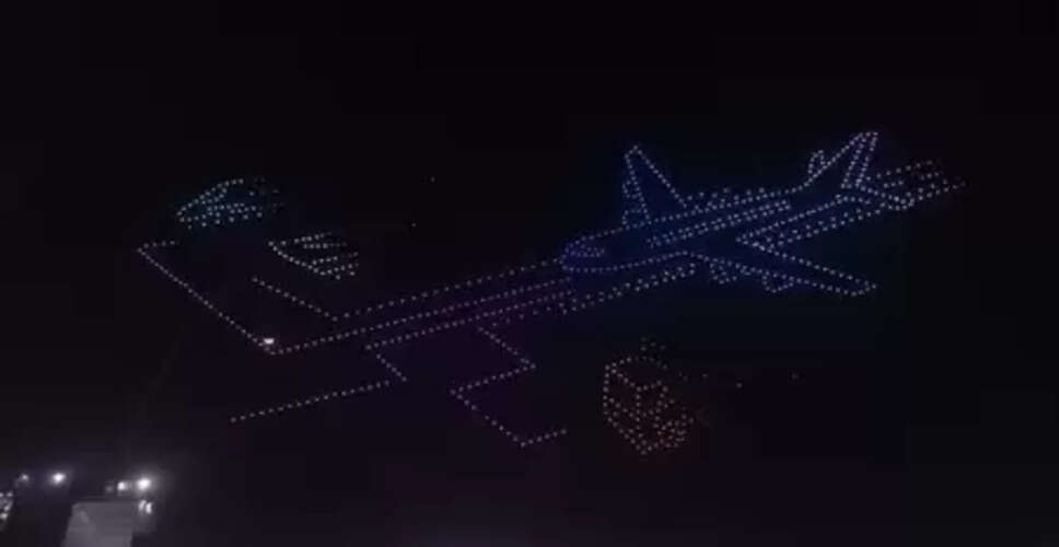 नवी मुंबई इंटरनेशनल एयरपोर्ट के ऑपरेशनल लॉन्च से पहले ड्रोन ने आसमान को किया रोशन