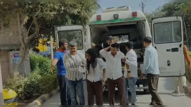 माउंट आबू–आबूरोड मार्ग पर बड़ा सड़क हादसा, अनियंत्रित होकर पलटी बस, 17 यात्री घायल