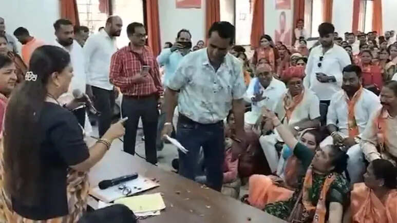 बांसवाड़ा में बीजेपी कार्यक्रम के दौरान हंगामा: महिला मोर्चा अध्यक्ष की नाराजगी से बिगड़ा माहौल