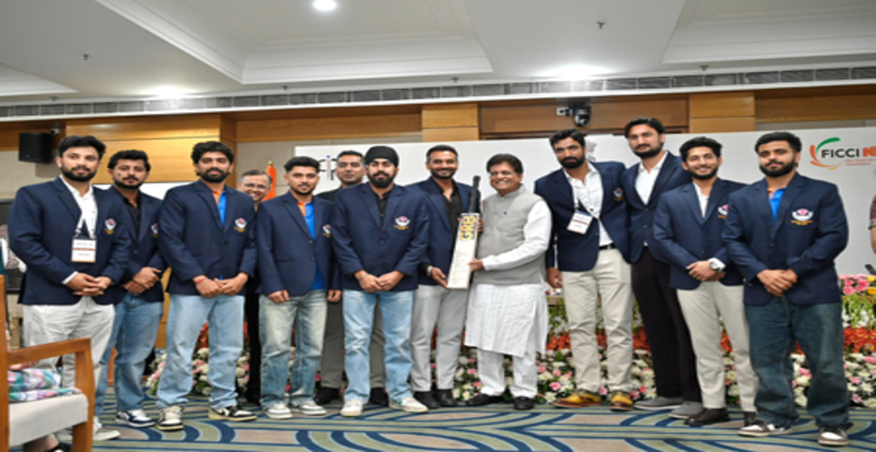 जम्मू-कश्मीर क्रिकेट टीम ने पीयूष गोयल को भेंट किया जीआई-टैग वाला 'विलो बैट'