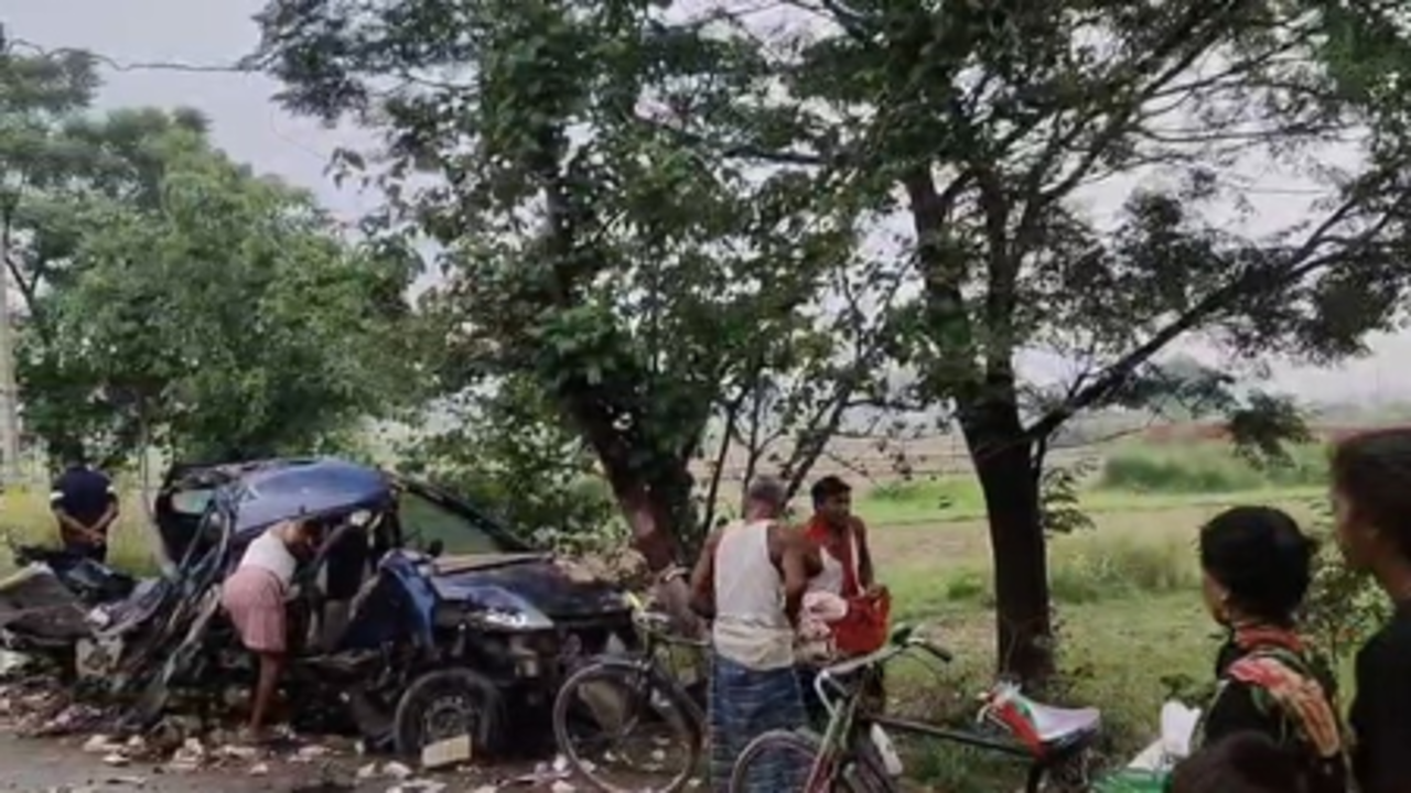 बिहार: कार के पेड़ से टकराते ही सड़क पर बिखरीं शराब की बोतलों पर टूट पड़े लोग, बोरे-गमछे और थैले में भरकर ले गए