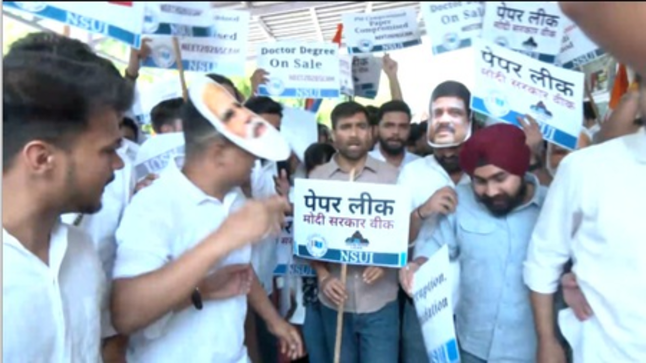 नीट यूजी 2026 पेपर लीक पर परीक्षार्थियों में भारी आक्रोश, एनएसयूआई का सरकार और सिस्टम के खिलाफ जमकर प्रदर्शन
