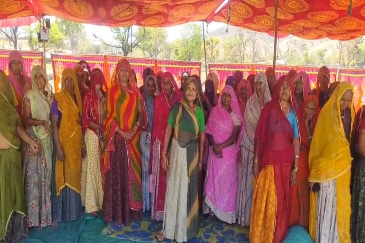 नाली विवाद बना संकट, घरों में घुसा पानी; 25 परिवारों का पलायन, खेतों में लगाए टेंट