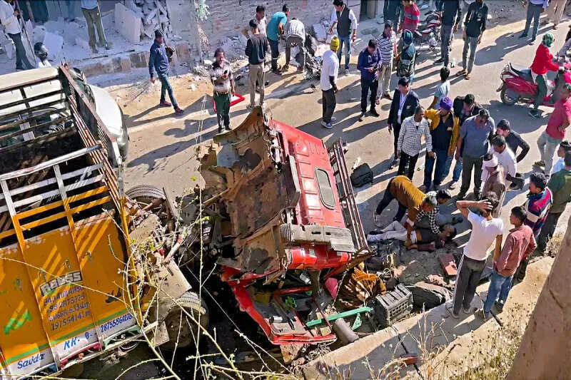 दादी का फाटक पुलिया के पास ट्रक पलटा, चालक और खलासी घायल