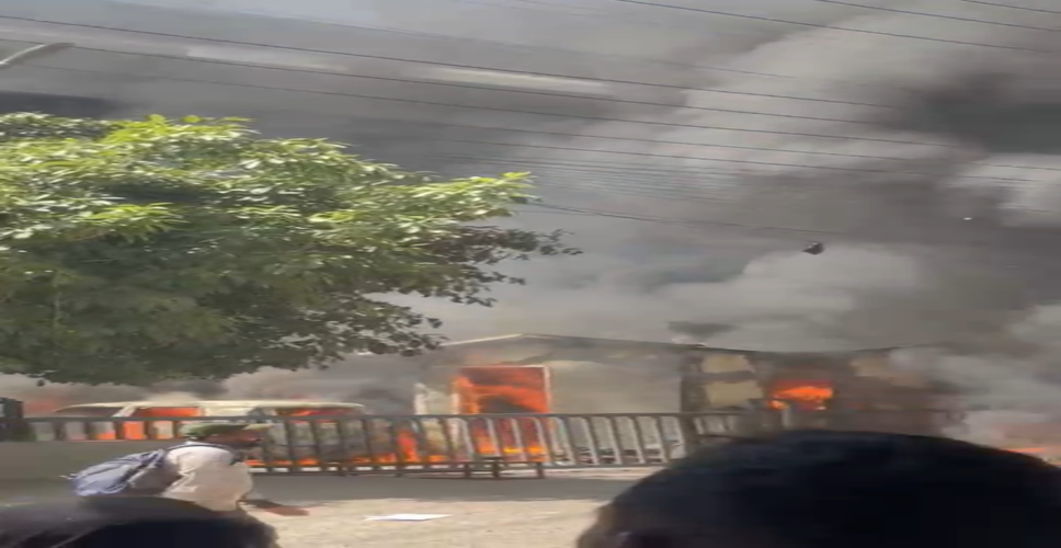 नोएडा में श्रमिकों का उग्र प्रदर्शन, वाहनों में आगजनी से हालात बिगड़े; स्थिति तनावपूर्ण