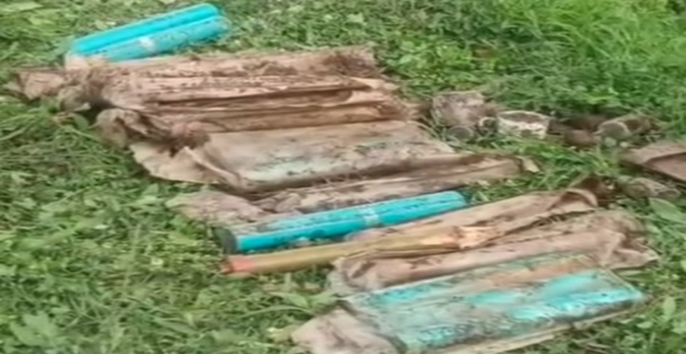 बारामूला के निलसार कंडी में सुरक्षा बलों को बड़ी सफलता, 14 आरपीजी शेल समेत हथियार, गोला बारूद बरामद