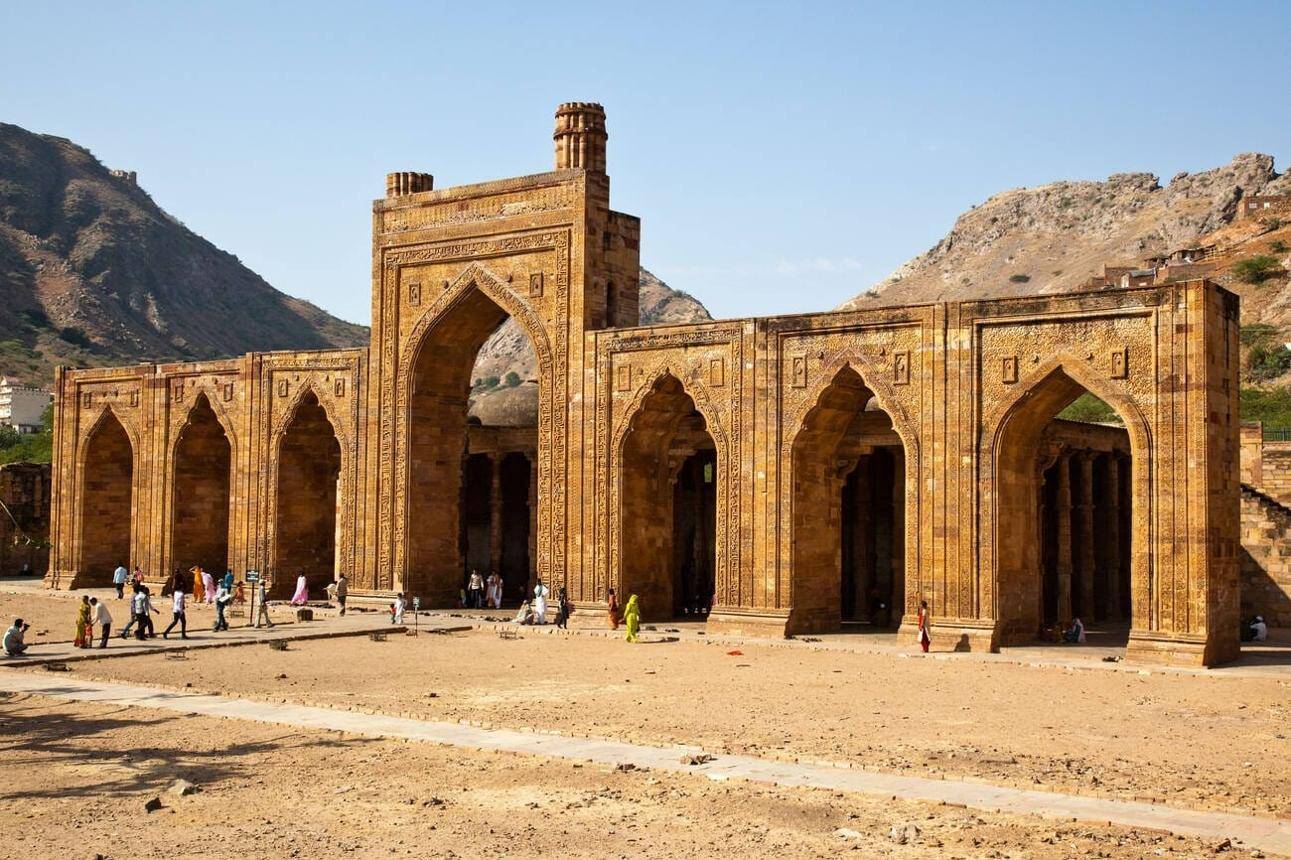 राजस्थान की 5 प्रमुख मस्जिदें और दरगाहें, जहां इतिहास और आस्था का अनोखा संगम दिखाई देता है