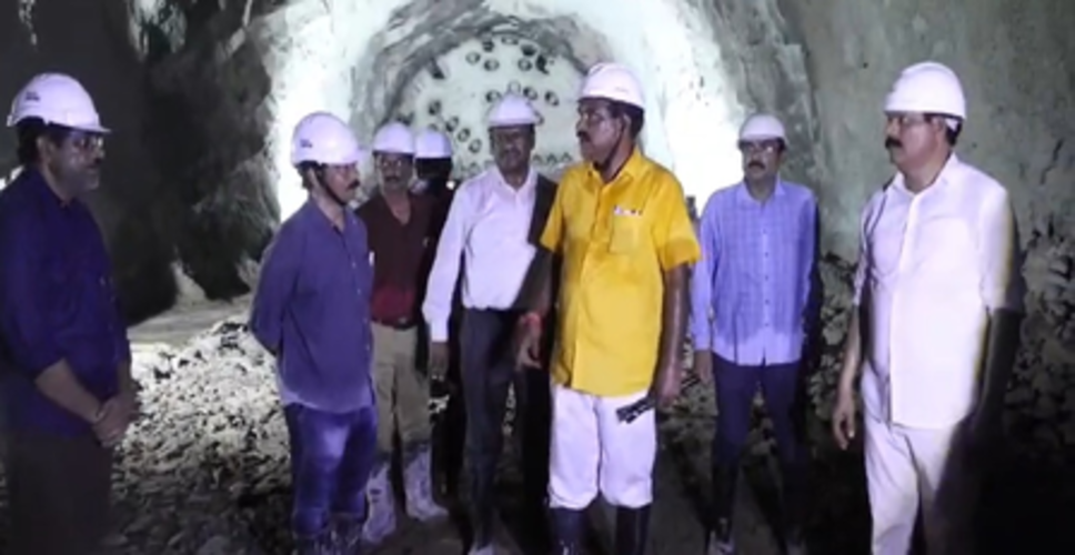 वेलिगोंडा प्रोजेक्ट पर मंत्री निम्मला का रात्रि निरीक्षण, सुरंग के अंदर 19 किलोमीटर तक जाकर लिया काम का जायजा