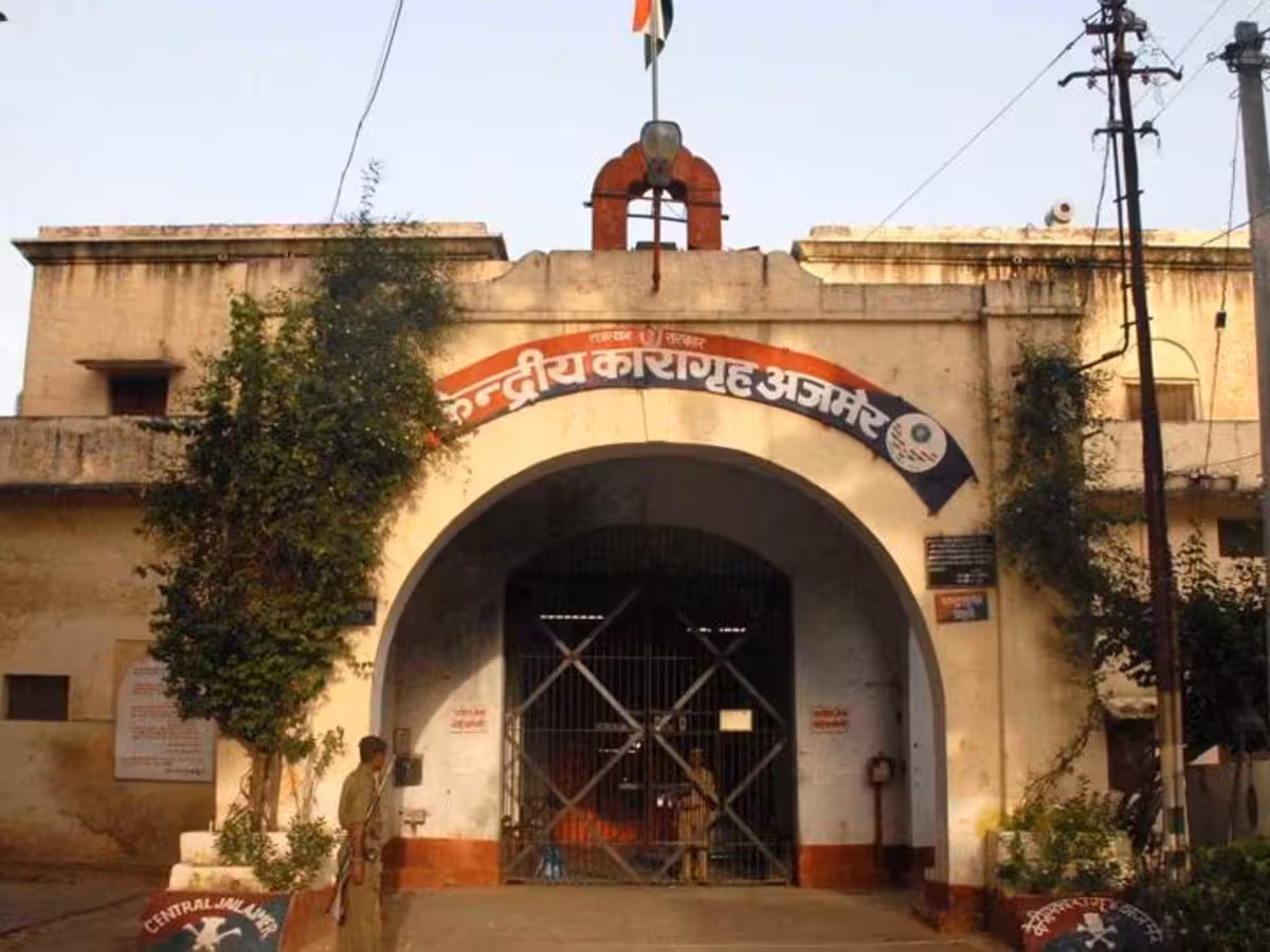 अजमेर सेंट्रल जेल में बड़ा आरोप, जेलर ने तीन कैदियों की कराई कुख्यात आरोपी से फोन पर बात