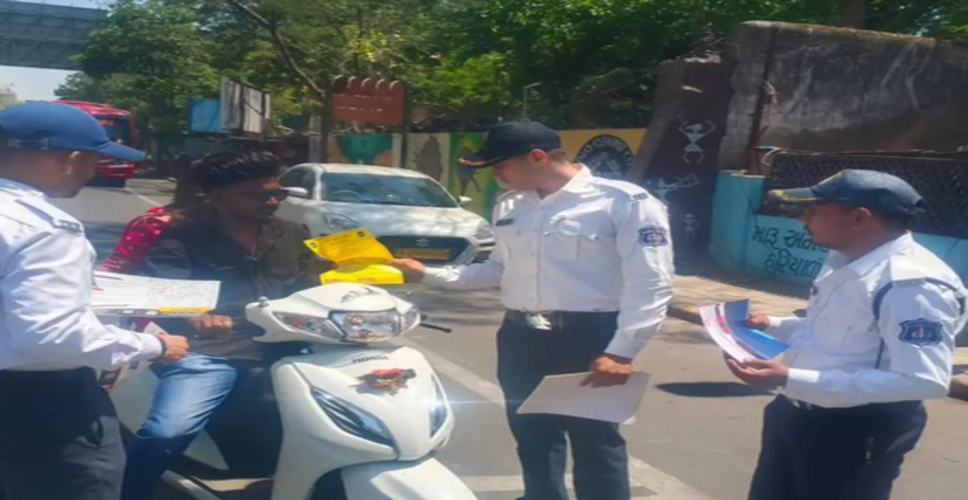 गुजरात: पुलिस ने एक माह तक चलने वाला हेलमेट अभियान शुरू किया, सरकारी दफ्तरों में जांच को पुलिस तैनात