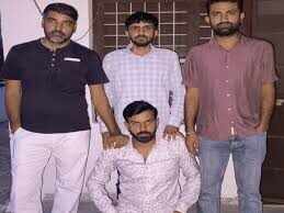 महाकाल मंदिर में पूजा करने पहुंचा 25 हजार का इनामी तस्कर गिरफ्तार, वीडियो में जाने श्रद्धालु बनकर पहुंची टीम ने दबोचा
