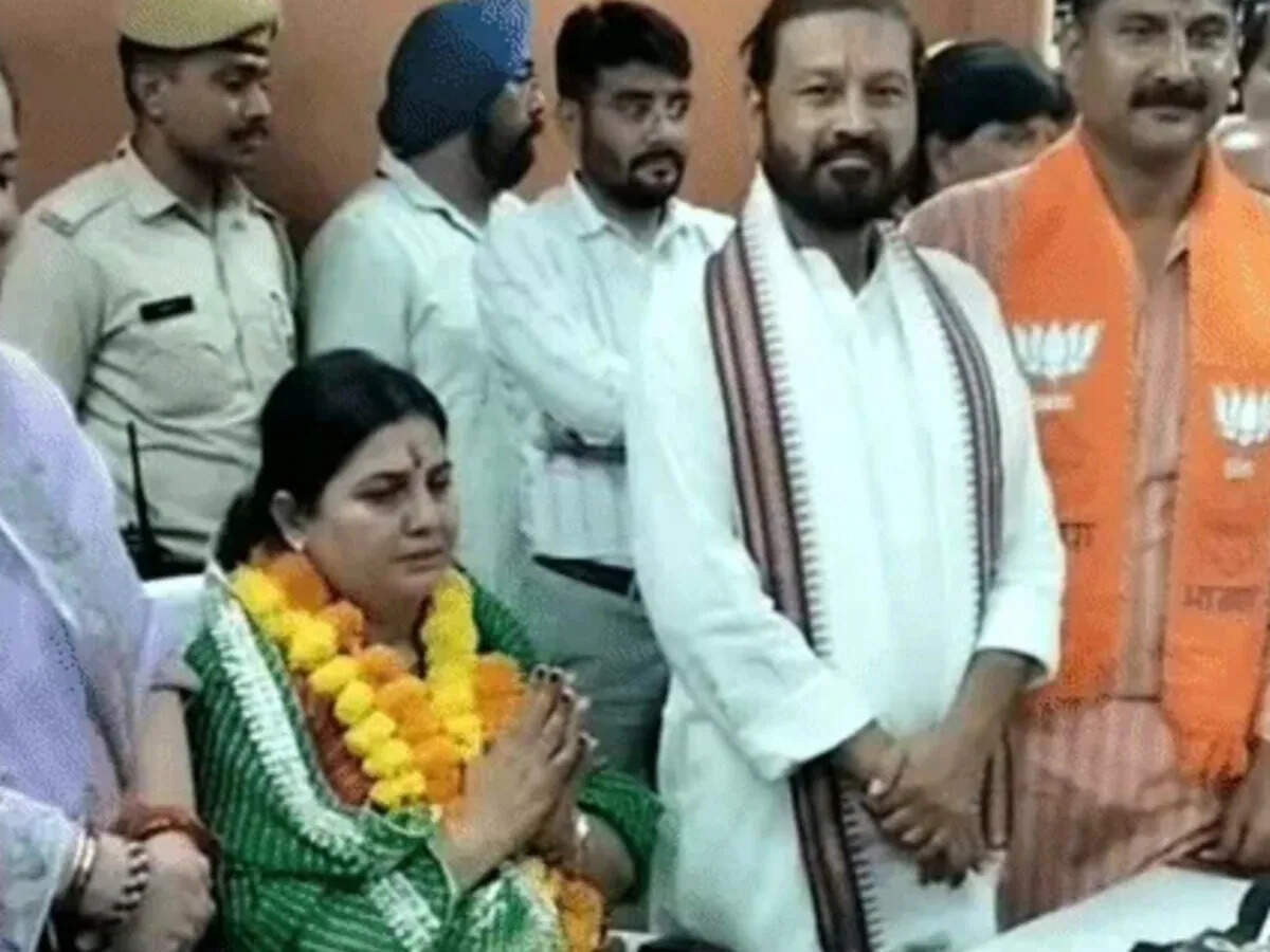 मेयर बनते ही भावुक हुईं अनुसुईया गोस्वामी, पदभार संभालने से पहले मेयर की टेबल को किया प्रणाम