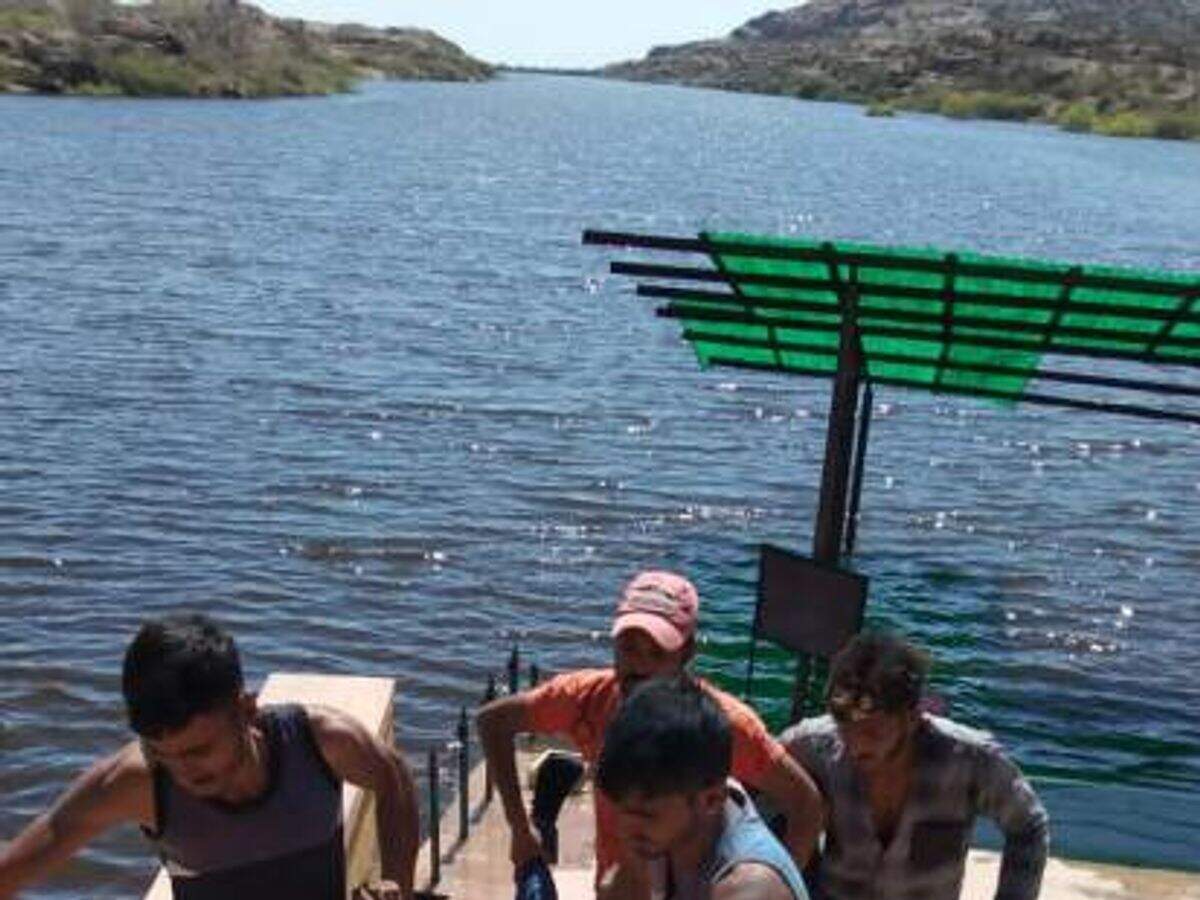 जोधपुर की कायलाना झील में युवती ने लगाई छलांग, वीडियो में देंखे गोताखोरों ने बचाई जान; समय रहते टली बड़ी अनहोनी