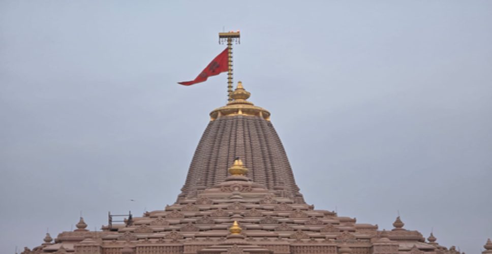 अयोध्या: हिंदू नव वर्ष पर राम मंदिर के शिखर पर फहराया गया नया ध्वज