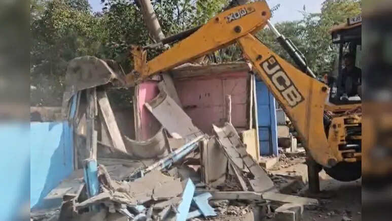 बेरोजगारों को आवंटित स्टॉल पर चलीं जेसीबी, प्रशासन ने अवैध बताकर हटाया