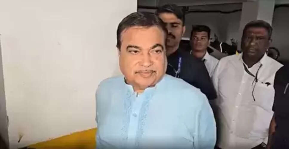 महाराष्ट्र स्थानीय निकाय चुनावों में मतदान जारी, गडकरी ने जताया भाजपा की जीत का भरोसा, नेताओं ने किया मताधिकार का प्रयोग