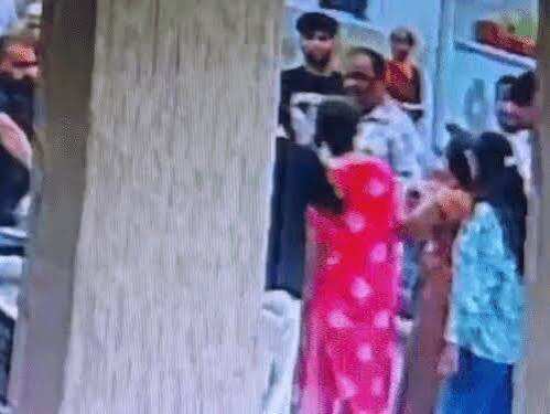 भीलवाड़ा में बाइक को कट मारने पर विवाद, फुटेज में देंखे युवक के सिर पर लोहे के औजार से हमला; 10 टांके लगे