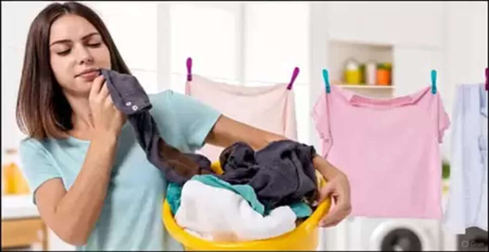 कपड़े धोने के बाद भी आ रही है दुर्गंध, तो इन उपायों से पाएं खुशबू और ताजगी
