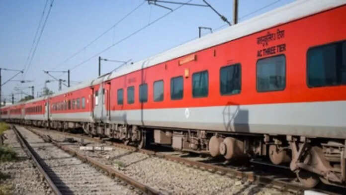 रेलवे ने बदले टिकट कैंसिलेशन नियम, वीडियो में देंखे अब 8 घंटे पहले रद्द करने पर ही मिलेगा पूरा रिफंड