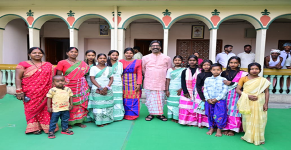 झारखंड के आदिवासी बहुल गांवों में 'बाहा परब' की धूम, अनुष्ठान-उत्सव में शामिल हुए सीएम हेमंत सोरेन