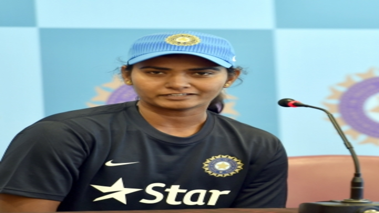 'इंग्लैंड, साउथ अफ्रीका को हरा सकता है,' सेमीफाइनल मैच से पहले शिखा पांडे की भविष्यवाणी
