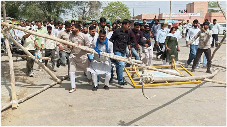 घड़साना में बवाल: जच्चा-बच्चा की मौत पर भड़का गुस्सा, बैरिकेड्स तोड़ SDM ऑफिस का घेराव