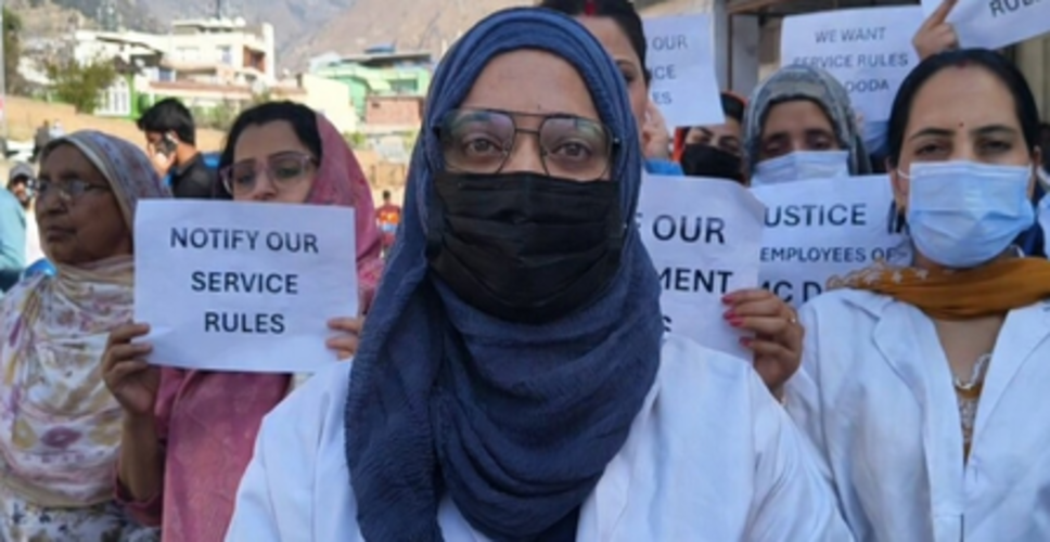 डोडा में गैर-राजपत्रित कर्मचारियों का प्रदर्शन, सर्विस रूल लागू करने की मांग