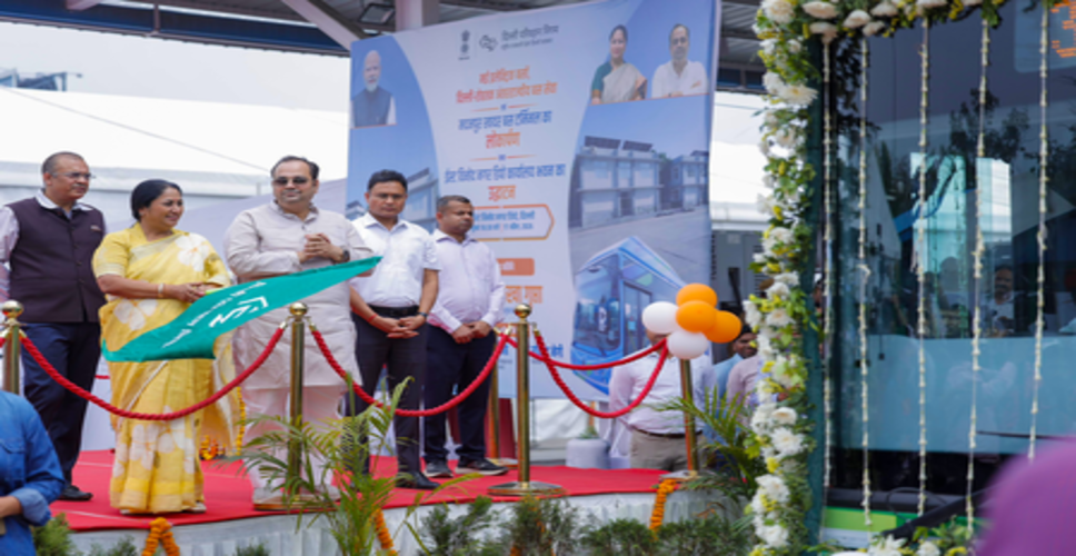 दिल्ली की मुख्यमंत्री रेखा गुप्ता ने डीटीसी की 200 ई-बसों को हरी झंडी दिखाकर रवाना किया