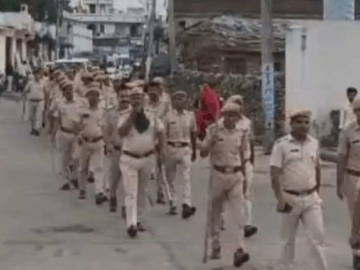झालावाड़ में निकाय चुनाव को लेकर पुलिस अलर्ट, शहर में निकाला गया फ्लैग मार्च