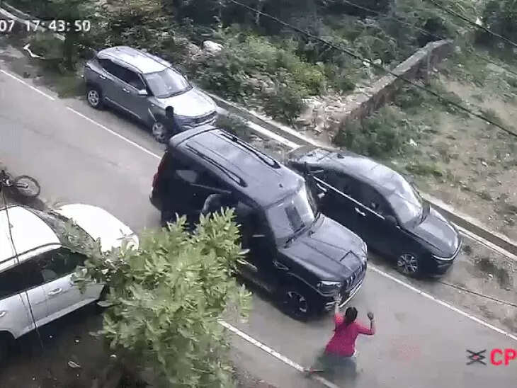 उदयपुर में बदमाशों का आतंक: तीन गाड़ियों में आए, कॉलोनी में तोड़फोड़ के बाद महिला को स्कॉर्पियो से कुचला