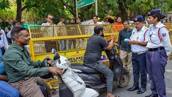 जैसलमेर में हीटवेव का रेड अलर्ट, पारा 45.8 डिग्री पार, फुटेज में जानें ट्रैफिक पुलिस का ड्यूटी टाइम बदला, 4 बजे तक घर में रहने की सलाह