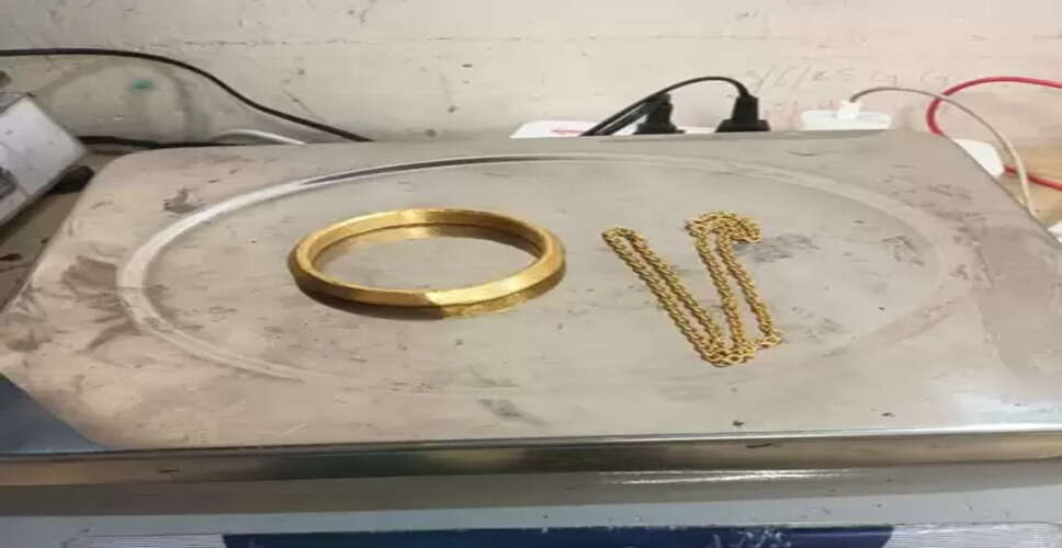 मुंबई एयरपोर्ट पर कस्टम की बड़ी कार्रवाई: 3 दिनों में 2.5 किलो सोना और 8.4 किलो हाइड्रोपोनिक वीड जब्त