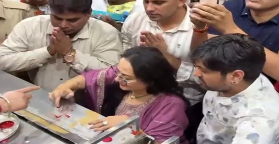 सुरक्षा घेरे के बीच खाटू श्याम दरबार पहुंचीं जया प्रदा, भक्ति में लीन दिखीं अभिनेत्री