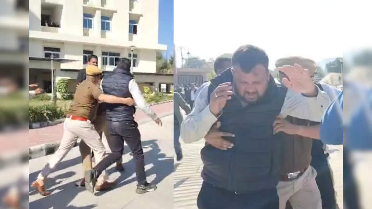 वीडियो में देखें अजमेर में वकीलों का उग्र प्रदर्शन, पीडब्ल्यूडी अधिकारी के साथ मारपीट, पुलिस की मौजूदगी में हुआ हंगामा