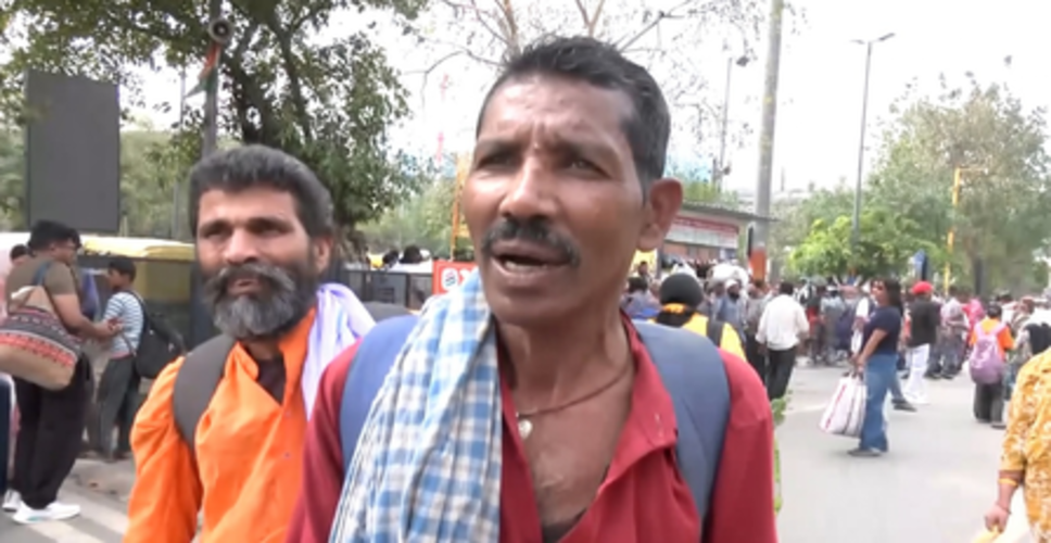 यात्रियों ने दिल्ली में गैस किल्लत की बात से किया इनकार, बोले-खेती के काम से घर लौट रहे लोग