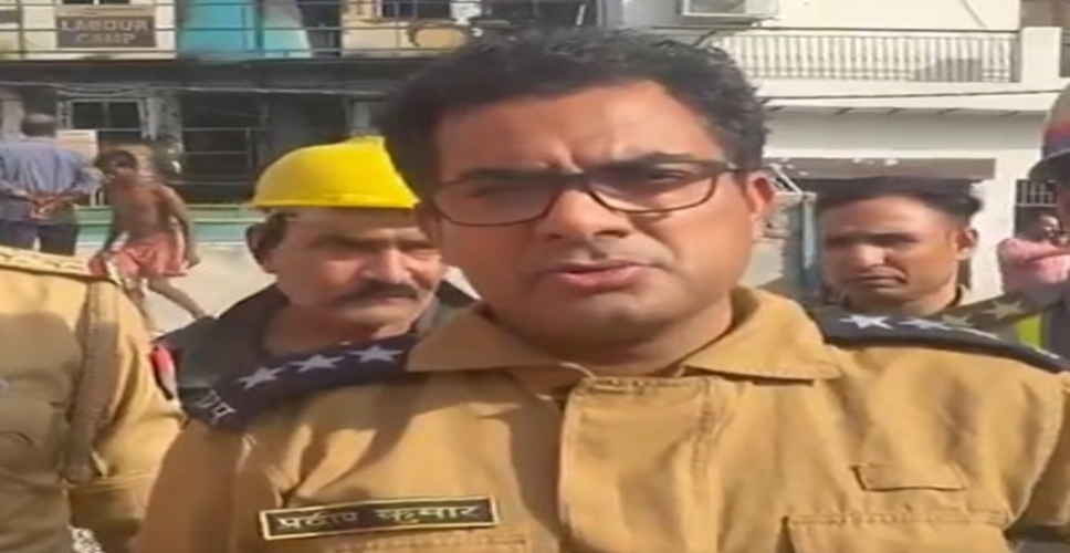 नोएडा के लेबर कैंप में आग लगने के बाद कोई हताहत नहीं, गैस लीक का शक