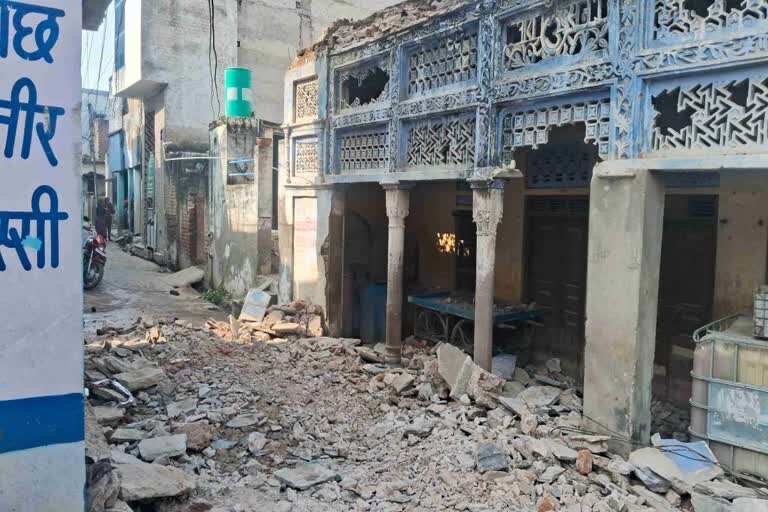 कोटपूतली-बहरोड़ में जर्जर मकान का छज्जा गिरा, वीडियो में देखें लैब टेक्नीशियन की मौत, जुड़वा बच्चे घायल