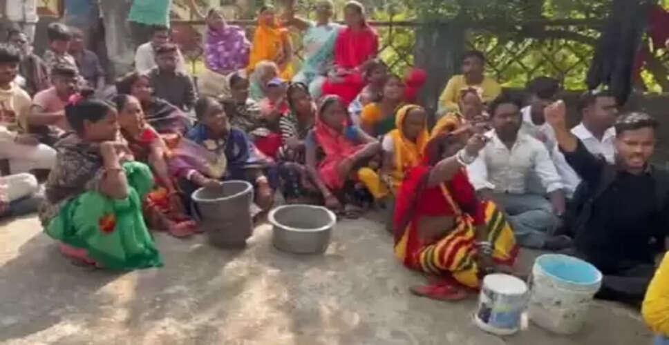 गिरिडीह में जल संकट पर फूटा आक्रोश, खाली बर्तन बजाकर नगर निगम के खिलाफ प्रदर्शन