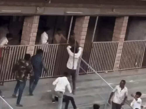 बाड़मेर में टूरिस्ट की फोटोग्राफी को लेकर मंदिर में भिड़े फोटोग्राफर, वीडियो में देखें लाठी, सरिए चलाए, ट्रस्ट ने निरस्त किया टेंडर