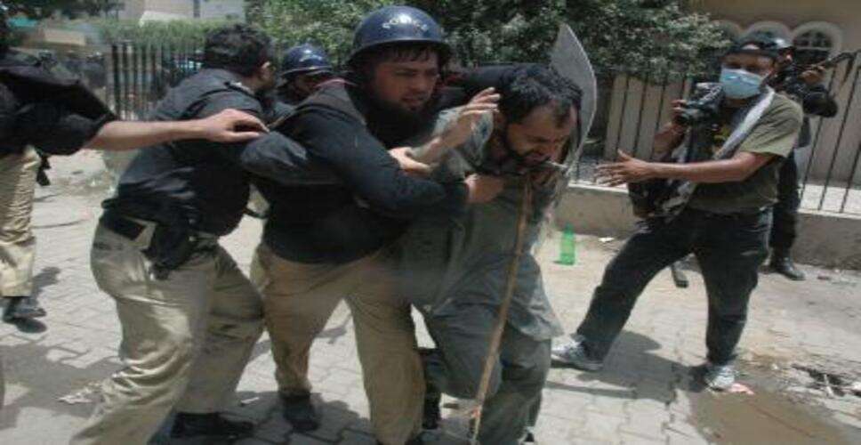 पाकिस्तान में कानूनी सुरक्षा में खामियां, हिरासत में यातना के आरोप: रिपोर्ट