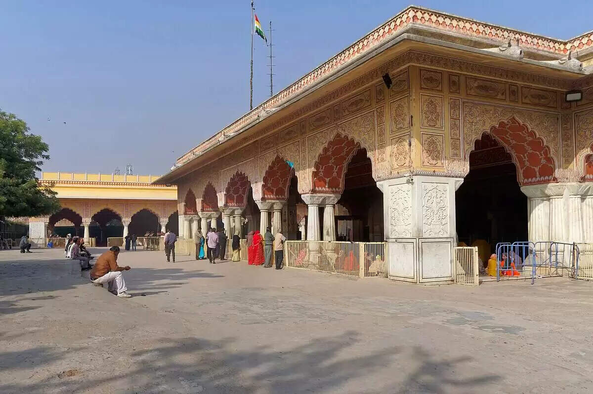 झरोखे से&nbsp;सीधे दर्शन, नहीं बजता घंटा-शंख… वीडियो में जानिए गोविंद देव जी मंदिर से जुड़े अनोखे तथ्य जो आपको यहां घूमने के लिए कर देंगे मजबूर