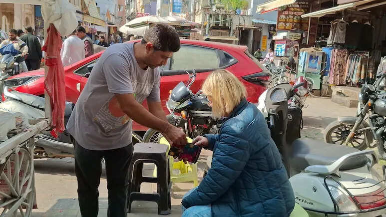 ईमानदारी की मिसाल बना नरेंद्र बिलोची, पुष्कर में विदेशी पर्यटक के खोए पर्स लौटाने के लिए किया यह काम