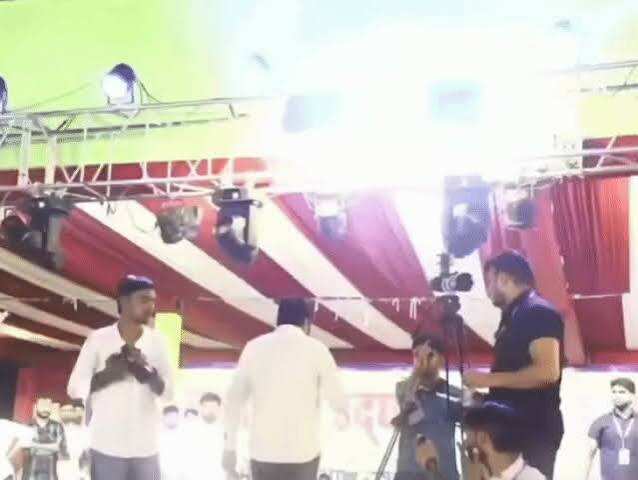 चूरू में भाषण के दौरान भड़के हनुमान बेनीवाल, वीडियो में जाने शोर से नाराज होकर मंच पर माइक फेंका और कार्यक्रम छोड़कर चले गए