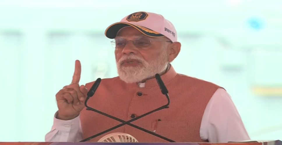 प्रधानमंत्री मोदी ने नौसेना को सौंपे तीन स्वदेशी युद्धपोत, कहा- 'स्वयं को तैयार कर रहा भारत'