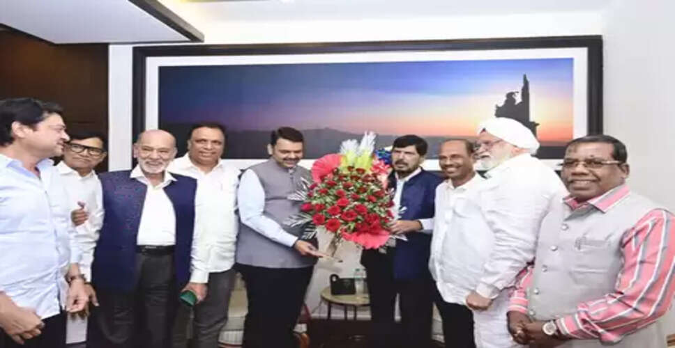 महाराष्ट्र: सीएम फडणवीस से मिले रामदास आठवले, बीएमसी चुनाव रिजल्ट आने से पहले दी बधाई