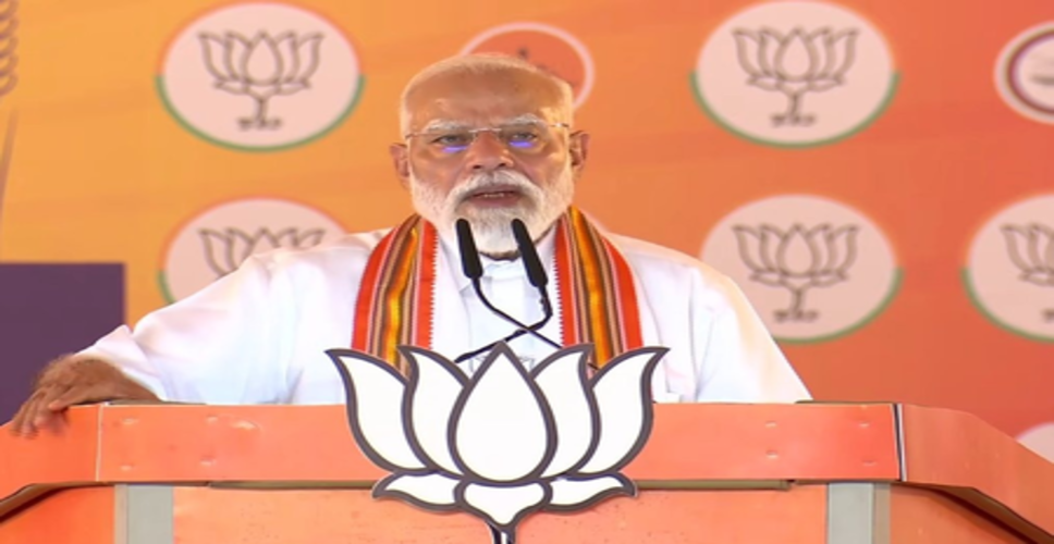 पारंपरिक मुंडू पहनकर पलक्कड़ पहुंचे पीएम मोदी, बोले-केरल में अब चुनावी माहौल नहीं, जनआंदोलन की लहर