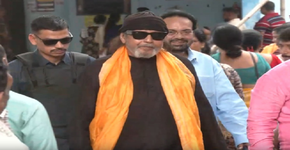 अभिनेता और भाजपा नेता मिथुन चक्रवर्ती ने डाला वोट, कहा, 'बंगाल में परिवर्तन की बाढ़ आने वाली है'