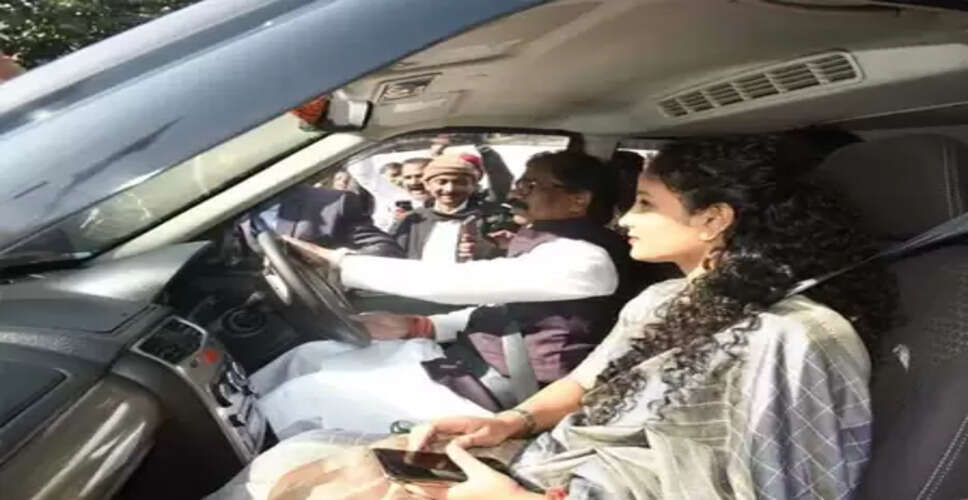 सीएम हेमंत और उनकी पत्नी कल्पना के छह दिन के दिल्ली प्रवास को लेकर राज्य में सियासी अटकलें तेज