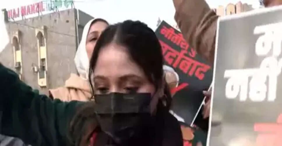 &lsquo;हिजाब हटाने के लिए प्यार से कह सकते थे,&rsquo; सीएम नीतीश कुमार के खिलाफ दिल्ली में विरोध प्रदर्शन